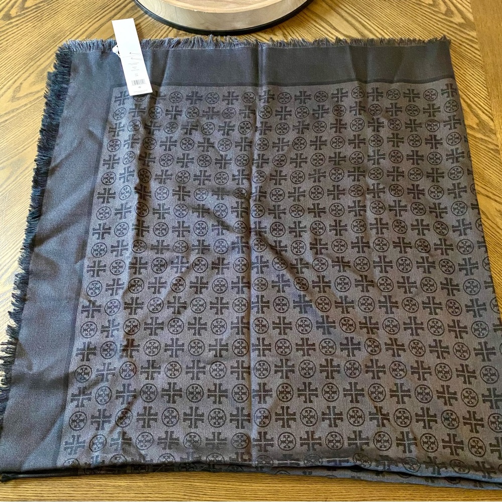 TORY BURCH Logo Jacquard Traveler Scarf